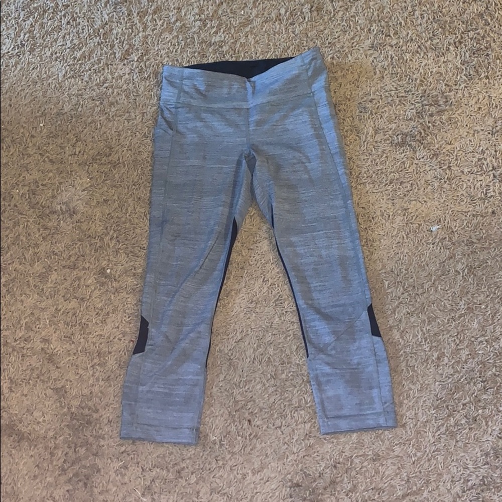Grey Lululemon cropped legging